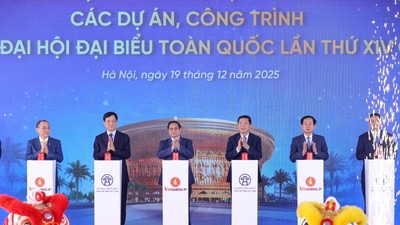 Thủ tướng Chính phủ Phạm Minh Chính cùng các đại biểu thực hiện nghi thức bấm nút khởi công, khánh thành đồng loạt 234 dự án lớn trên cả nước vào ngày 19/12/2025 - Ảnh: VGP