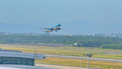Một tàu bay của Vietnam Airlines cất cánh từ Cảng hàng không quốc tế Đà Nẵng. Ảnh: TTXVN. 