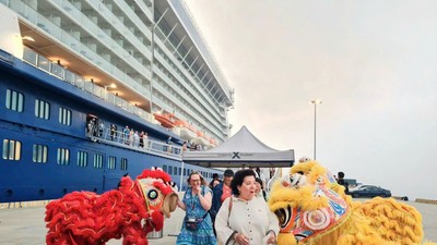 Du khách quốc tế hào hứng khi được chào đón tại Cảng tàu khách du lịch quốc tế Hạ Long, Quảng Ninh.