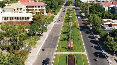 Gói thầu XL01 Thi công xây dựng đường Hùng Vương thuộc Dự án Hoàn thiện đường Hùng Vương, TP. Tam Kỳ (Đà Nẵng) có hạng mục liên quan đến kiến trúc cảnh quan. Ảnh: Thành Công 