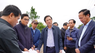 Phó Chủ tịch UBND tỉnh Quảng Trị Hoàng Nam (ở giữa) đi kiểm tra địa điểm dự kiến xây dựng nhà ga tại phường Nam Đông Hà. Ảnh: Trường Nhật