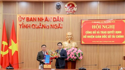 Ông Nguyễn Hoàng Giang, Chủ tịch UBND tỉnh Quảng Ngãi trao quyết định và tặng hoa chúc mừng ông Nguyễn Văn Trọng. 
