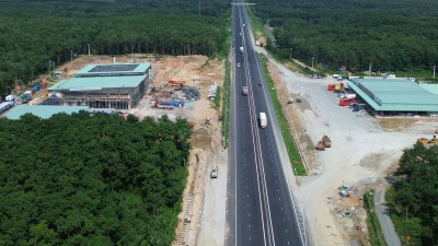 Trạm dừng nghỉ trên đoạn cao tốc Phan Thiết - Dầu Giây tại thời điểm tháng 8/2025. (Ảnh: Báo Xây dựng). 