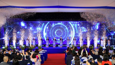 Các đại biểu thực hiện nghi thức khởi công dự án.