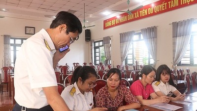 Công chức ngành thuế hỗ trợ pháp lý cho hộ kinh doanh, doanh nghiệp nhỏ và vừa. Ảnh: V. Học