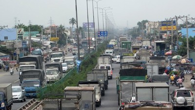 Quốc lộ 1 đoạn qua huyện Bình Chánh cũ hiện đang quá tải - Ảnh: Lê Quân
