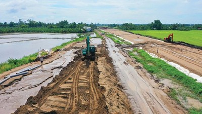 Khu vực Đồng bằng sông Cửu Long có nhiều dự án đang trong giai đoạn tăng tốc thi công dẫn tới nhu cầu nguồn vật liệu rất lớn. Ảnh: Tiến Giang
