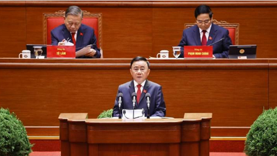 Thường trực Ban Bí Trần Cẩm Tú trình bày Báo cáo kiểm điểm sự lãnh đạo, chỉ đạo của Ban Chấp hành Trung ương Đảng khóa XIII. Ảnh: TTXVN. 