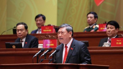 Phó Chủ nhiệm Thường trực Ủy ban Kiểm tra Trung ương Trần Văn Rón trình bày tham luận - Ảnh: TTXVN. 