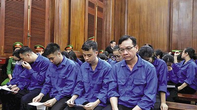 Đoàn Hữu Lượng (hàng đầu, đeo kính) và các bị cáo tại tòa 