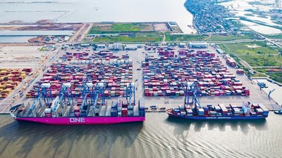 Với lợi thế cảng nước sâu lớn nhất miền Bắc, các bến cảng tại khu bến Lạch Huyện thu hút nhiều hãng tàu lớn trên thế giới cập cảng. Ảnh: Lê Dũng