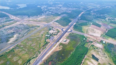 Một nút giao với đường cao tốc Bến Lức - Long Thành đang được xây dựng - Ảnh: LT