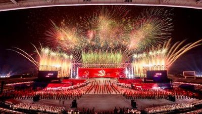 Đại nhạc hội pháo hoa “Dưới lá cờ vẻ vang của Đảng” quy mô hoành tráng chưa từng có. Ảnh: Ánh Dương.