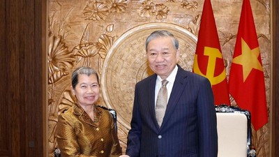 Tổng Bí thư Ban Chấp hành Trung ương Đảng Cộng sản Việt Nam Tô Lâm cùng bà Men Sam An, Phó Chủ tịch Đảng Nhân dân Campuchia. Ảnh: TTXVN