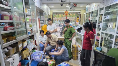 Lực lượng chức năng khám xét tại Cửa hàng Trang thiết bị nha khoa Tản Đà