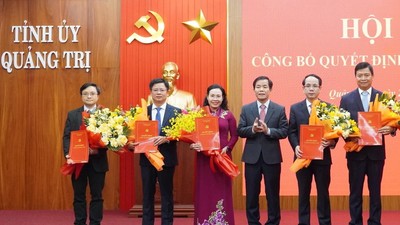 Bí thư Tỉnh ủy Quảng Trị Nguyễn Văn Phương trao quyết định và tặng hoa chúc mừng các cán bộ được điều động, luân chuyển. Ảnh: Linh Việt