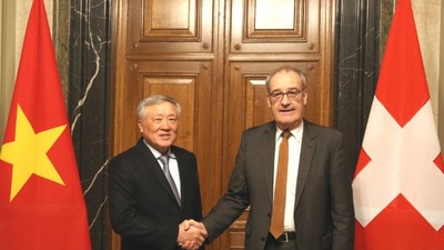 Phó Thủ tướng Thường trực Chính phủ Nguyễn Hòa Bình chào xã giao Tổng thống Thụy Sĩ Guy Parmelin - Ảnh: VGP