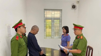 Cơ quan Cảnh sát điều tra Công an TP.Đà Nẵng tống đạt quyết định khởi tố bị can đối với Huỳnh Khổng (52 tuổi, trú xã Hòa Tiến). Ảnh: Công an Đà Nẵng 