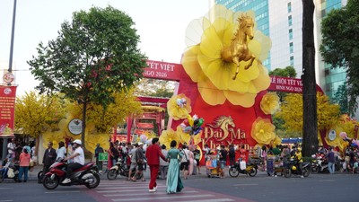 Lễ hội Tết Việt Bính Ngọ 2026 rộn ràng sắc xuân, lan tỏa năng lượng khởi đầu mới 