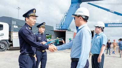 Nhiều doanh nghiệp nhỏ và vừa dù tham gia ngày càng sâu vào chuỗi cung ứng quốc tế nhưng lại thiếu nguồn lực để xây dựng bộ phận chuyên môn về pháp luật và hải quan. Ảnh: CHQ.