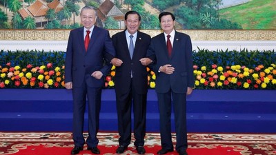 Tổng Bí thư Tô Lâm; Chủ tịch Đảng Nhân dân Campuchia Samdech Techo Hun Sen; Tổng Bí thư, Chủ tịch nước Lào Thongloun Sisoulith tại Cuộc gặp. (Ảnh: Thống Nhất - TTXVN)