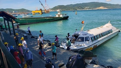 Du khách tham quan du lịch trên vịnh Nha Trang, tỉnh Khánh Hòa. Ảnh: Linh Đan 