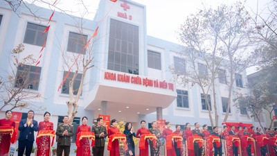 Các đại biểu thực hiện nghi thức cắt băng khánh thành tòa nhà khám chữa bệnh Trung tâm Y tế Tương Dương. Ảnh: Ánh Dương