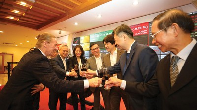 Ông Dominic Scriven (ngoài cùng bên trái) nâng ly cùng đối tác và cộng sự tại buổi lễ lên sàn của Dragon Capital