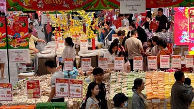 Người dân mua sắm chuẩn bị cho Tết Bính Ngọ 2026.