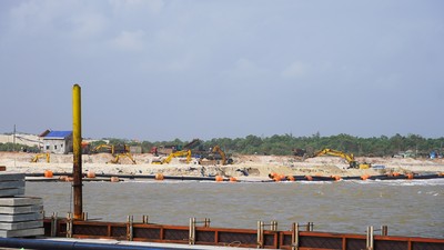 Các đơn vị nhà thầu đang thi công các hạng mục bến số 1 và vũng quay tàu. Ảnh: Trường Nhật