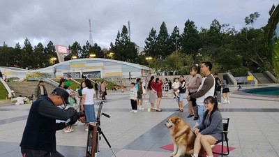 Lâm Đồng hướng tới xây dựng môi trường du lịch bền vững, an toàn, văn minh, thân thiện. Trong ảnh là du khách tham quan du lịch tại Quảng trường Lâm Viên, tỉnh Lâm Đồng. Ảnh: T.X 