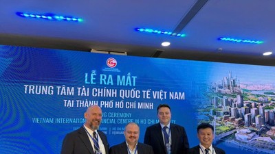  Ông Colin Mullins, Tổng giám đốc điều hành VPAM (thứ 2, từ phải sang) tại Lễ ra mắt VIFC sáng 11/2