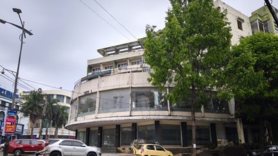 Tòa nhà khách sạn Sê San (bị bỏ hoang từ nhiều năm) có 2 mặt tiền chính trên đường Hùng Vương và Trần Hưng Đạo sẽ được đấu giá thực hiện Dự án Khách sạn, trung tâm mua sắm phức hợp phường Pleiku. 