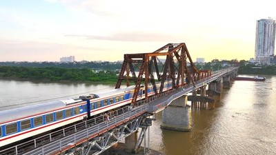 Một đoàn tàu tuyến Hà Nội - Đồng Đăng lưu thông qua cầu Long Biên. 