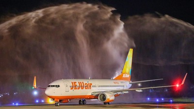 Nghi thức phun vòi rồng chào đón chuyến bay thương mại đầu tiên chặng Đà Lạt-Seoul của Hãng hàng không Jeju Air hạ cánh tại Cảng hàng không Liên Khương hồi tháng 12/2023. 