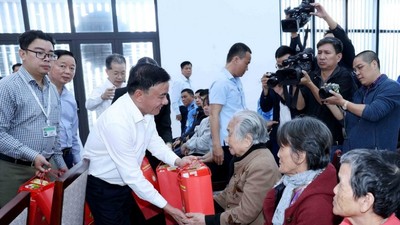 Ủy viên Bộ Chính trị, Thường trực Ban Bí thư Trần Cẩm Tú tặng quà các gia đình chính sách, hộ nghèo tại thành phố Đà Nẵng.