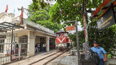 Một đoàn tàu chờ đón khách tại ga Long Biên - Hà Nội. 