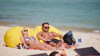 Du khách tận hưởng kỳ nghỉ biển thư thái trong không gian nhiệt đới Phú Quốc.