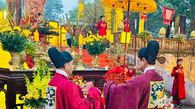 Nghi thức dâng hương được tái hiện lại theo đúng truyền thống cung đình. Ảnh: Hoàng Quyên.