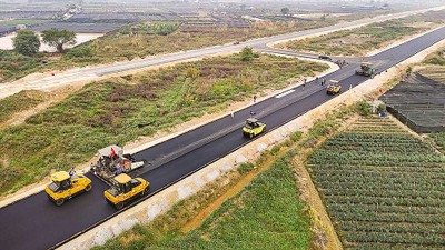 Thi công xây dựng đường song hành thuộc Dự án vành đai 4 vùng Thủ đô. 