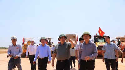 Thủ tướng Phạm Minh Chính kiểm tra dự án nâng cấp Cảng hàng không Phù Cát 