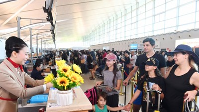 Du khách làm thủ tục tại Cảng hàng không quốc tế Phú Quốc dịp Tết Bính Ngọ 2026