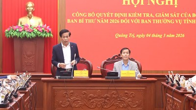 Ông Hoàng Phúc Lâm, Phó Giám đốc Học viện Chính trị Quốc gia Hồ Chí Minh - Phó Trưởng Đoàn kiểm tra (trái ảnh) và ông Nguyễn Văn Phương, Bí thư Tỉnh ủy Quảng Trị (phải ảnh) đồng chủ trì hội nghị.