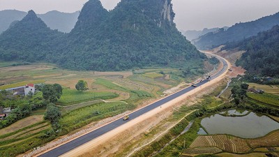 Giai đoạn 2026-2030 cần nguồn vốn rất lớn cho các dự án hạ tầng giao thông. Trong ảnh: Thi công cao tốc Đồng Đăng - Trà Lĩnh 