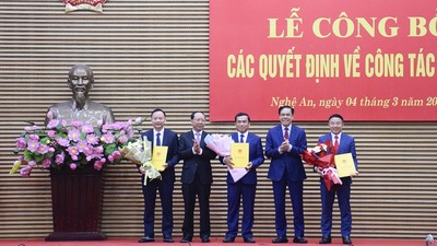 Chủ tịch tỉnh Nghệ An tặng hoa chúc mừng các nhân sự được bổ nhiệm.