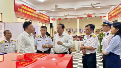 Lãnh đạo HĐND và UBND TP.HCM kiểm tra, khảo sát công tác bầu cử tại khu vực bỏ phiếu sớm số 1 phường Phước Thắng.