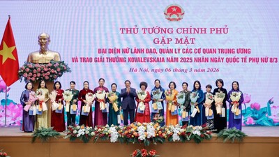 Thủ tướng và các nữ lãnh đạo quản lý các cơ quan Trung ương - Ảnh: VGP.