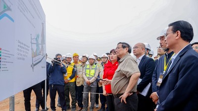 Thủ tướng kiểm tra dự án Khu quy hoạch tái định cư - Ảnh: VGP.