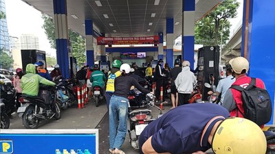 Người dân nhiều địa phương đổ xô đi mua, tích trữ xăng dầu khiến nhu cầu tiêu thụ nhiên liệu tăng gấp rưỡi, thậm chí gấp đôi. 