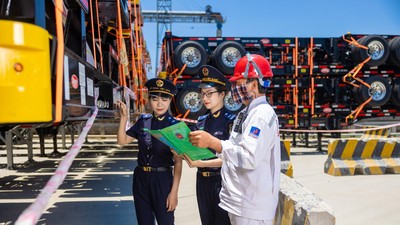 Xuất nhập khẩu 2 tháng 2026 đạt gần 156 tỷ USD, thu ngân sách xuất nhập khẩu theo đó đạt trên 70.000 tỷ đồng, tăng 12,3% so với cùng kỳ. 